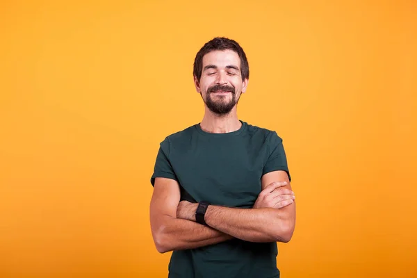 Lachender glücklicher Mann isoliert auf gelbem Hintergrund — Stockfoto