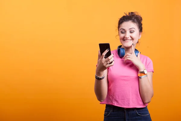 Telefonunu gülümseyen güzel genç kadın — Stok fotoğraf