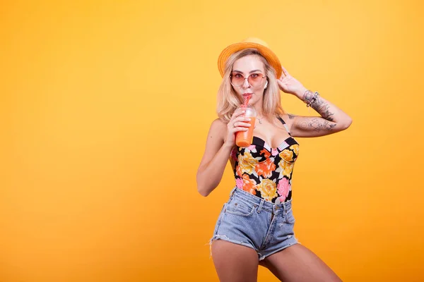 Jovem atraente mulher bebendo suco de laranja — Fotografia de Stock