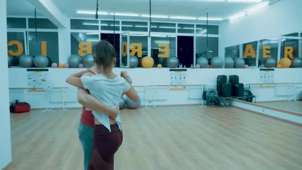 Bailarines latinos profesionales realizando — Vídeo de stock