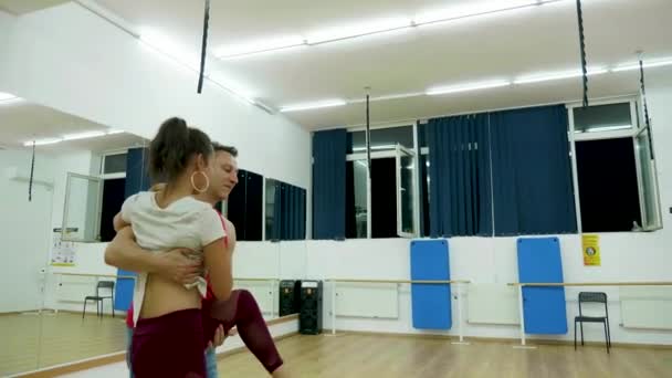 Мужчина и женщина репетируют танец — стоковое видео