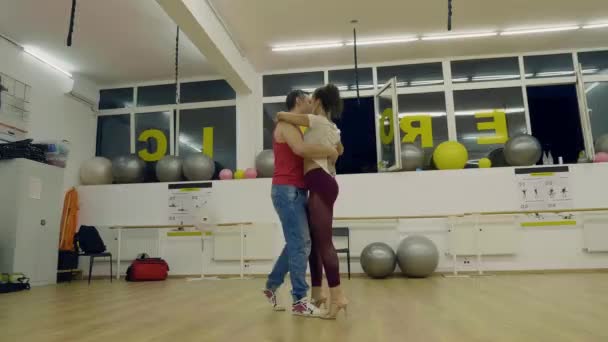 Hombre y mujer bailando en estilo latino — Vídeos de Stock
