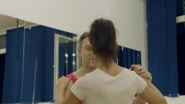 Güzel kadın Latin tarzı bir adamla dans