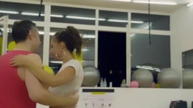 Erkek ve kadın dacing bachata