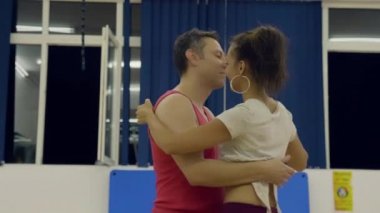 Güzel kadın ile çekici bir adam dans