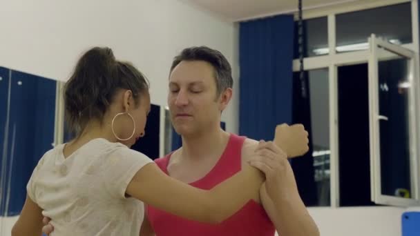 Мужчина и женщина танцуют чувственно — стоковое видео
