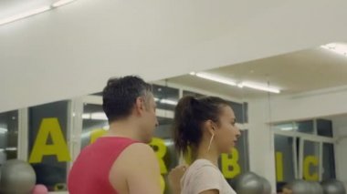 Birlikte büyük stüdyo salonunda dans