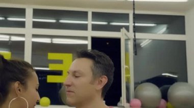 Erkek ve kadın birlikte dans