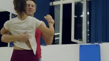 Profesyonel dansçılar büyük stüdyo salonunda prova