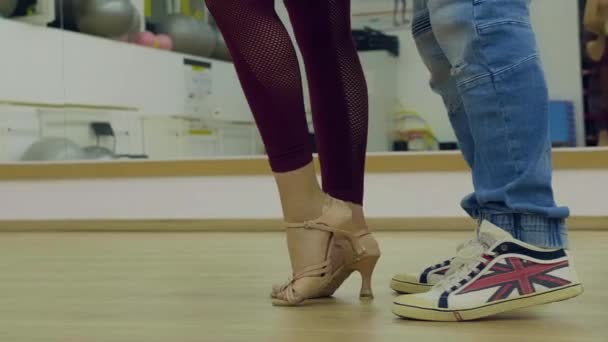 Close up feet of professional dancers — Stock Video