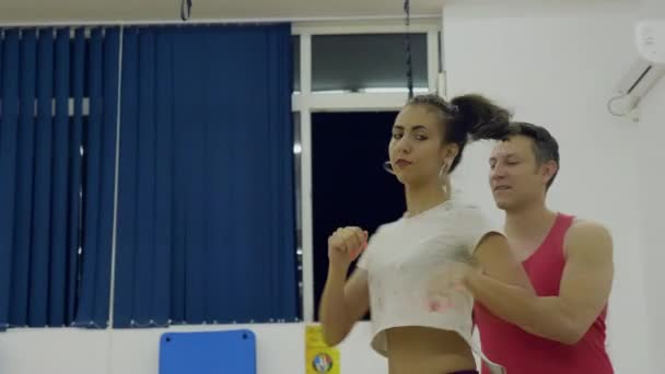 Жінка робить танцювальний хід і її партнер поруч з нею — стокове відео