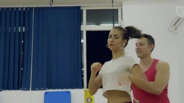 Femme faisant un mouvement de danse et son partenaire est à côté d'elle — Video