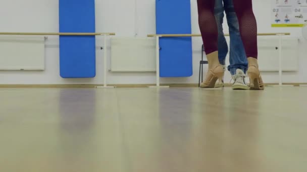 Cerca de los pies de bailarines profesionales ensayando — Vídeo de stock