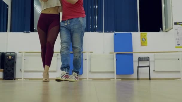 Gros plan pieds de danseurs professionnels répétant — Video