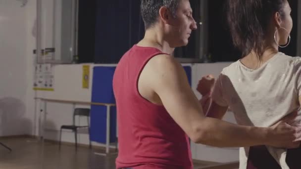 Mannen och kvinnan dansar professionellt — Stockvideo