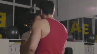 Salonu büyük stüdyo prova içinde profesyonel dansçılar