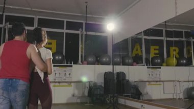 Çift erkek ve kadın bachata dansı pratiği