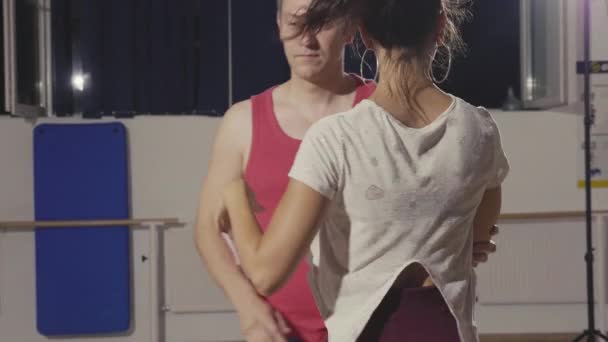 Мужчина и женщина танцуют вместе — стоковое видео