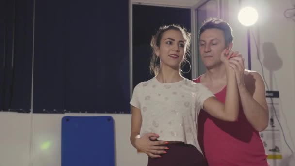 Happy danseurs répétant dans la grande salle de studio — Video