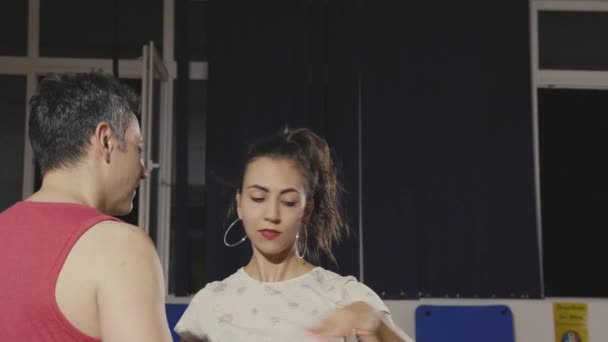 Επαγγελματίες χορευτές κάνοντας κινήσεις σε latino στυλ — Αρχείο Βίντεο