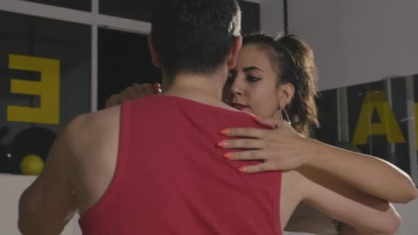 Mujer y hombre bailando sensualmente estilo bachata — Vídeos de Stock