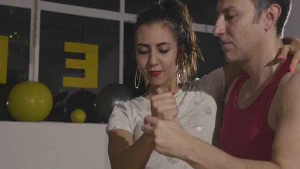 Hombre y mujer ensayando movimientos de baile — Vídeos de Stock