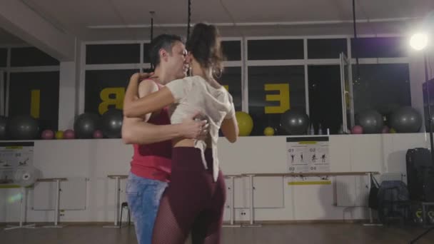 Couple de deux danseurs professionnels dans un grand studio de danse — Video