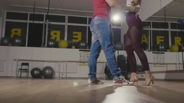 Pareja de dos bailarines profesionales practicando en gran salón de estudio — Vídeo de stock