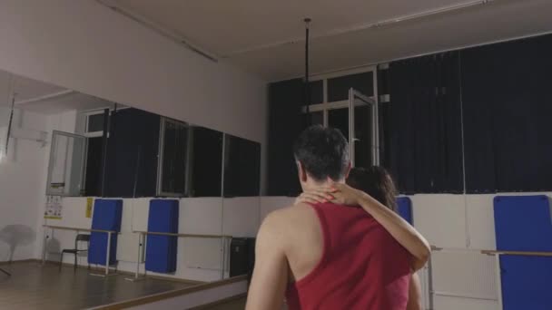 Par av professionella dansare regearsing — Stockvideo