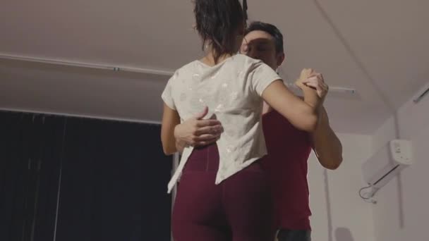 Bajo ángulo de hermosa bailarina con su pareja — Vídeo de stock