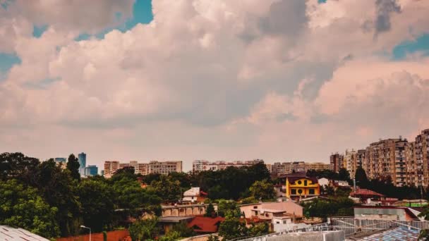 Nuvens movendo-se rapidamente sobre uma área residencial na cidade — Vídeo de Stock