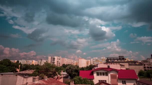 Regniga dramatiska molnen rör sig snabbt över ett bostadsområde i staden — Stockvideo