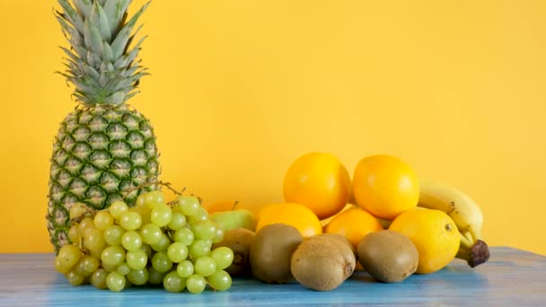 Läcker och hälsosam mängd blandning av exotiska frukter — Stockvideo