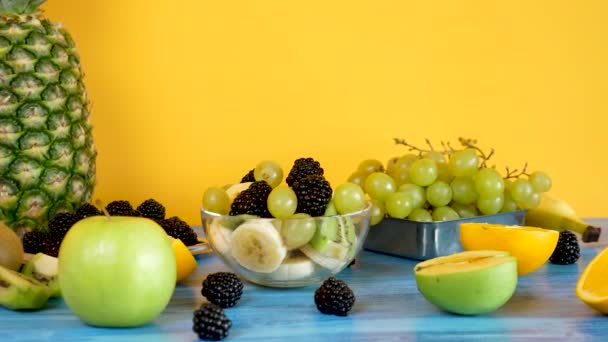 Ensalada de frutas saludable y deliciosa al lado de las frutas en rodajas — Vídeos de Stock