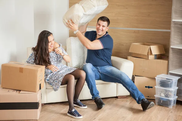 Yeni evde hareketli kutular ile odasında genç mutlu çift — Stok fotoğraf