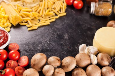 İtalyan pişmemiş makarna ve pişmemiş makarna bir tablo üzerine