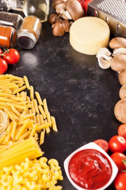 Çiğ çiğ spachetti ve makarna yanında farklı ürünler