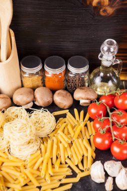 Çiğ çiğ makarna, makarna ve yanında taze ve sağlıklı sebze spagetti,