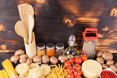 Çiğ çiğ makarna, makarna ve yanında taze ve sağlıklı sebze spagetti,