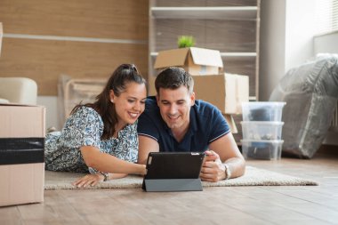 Genç çift yeni evlerinde hareket ediyor.