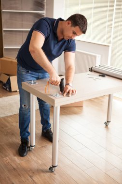 Adam araçlar derleme Mobilya'yeni evde kullanır..