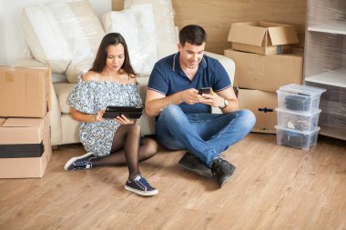 Karısı ve mobilya kendi tablet bakıyorum kocam