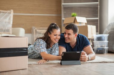 Genç çift, sadece yeni dairede taşındı.