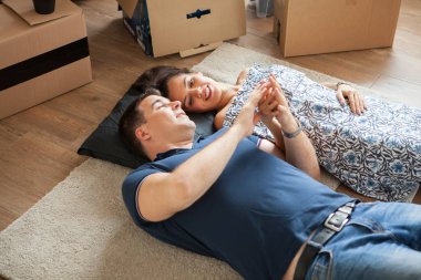 Genç çift yeni dairesinde hareket aşık.