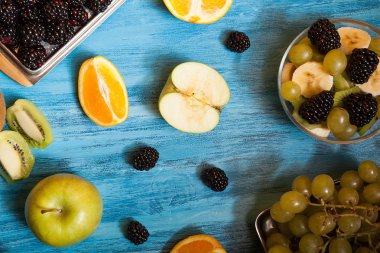 Studio mavi masa üzerinde meyve ve bariyer üstten görünüm