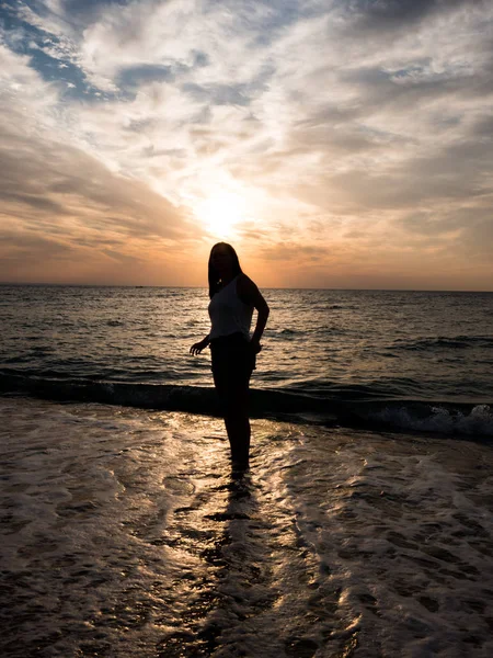 Donna che si rilassa in spiaggia durante il bellissimo tramonto . — Foto Stock