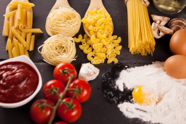 Ham pişmemiş makarna domates sosu yanında dört türü