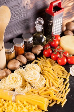 İtalyan mutfağının yanında taze sebzeler çiğ pişmemiş makarna