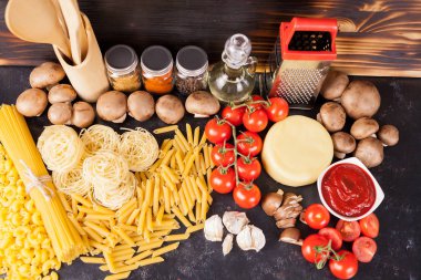 Çiğ çiğ makarna, makarna ve yanında taze ve sağlıklı sebze spagetti,