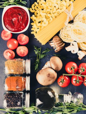 Üstten görünüm çeşitli ham pişmemiş makarna